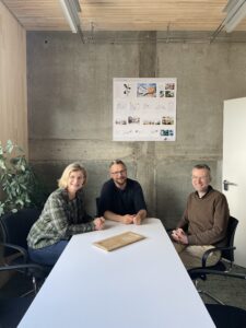 Architekt Martin Huber (Mitte) im Gespräch mit Sabine Schweiger und Carsten Jekel